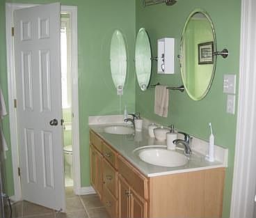 Master Bath w/walk -in shower & sep. tub