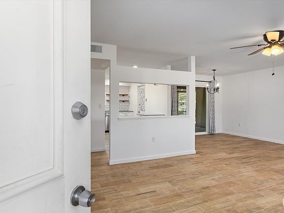 3rd image of 400 Cherry Hills Dr