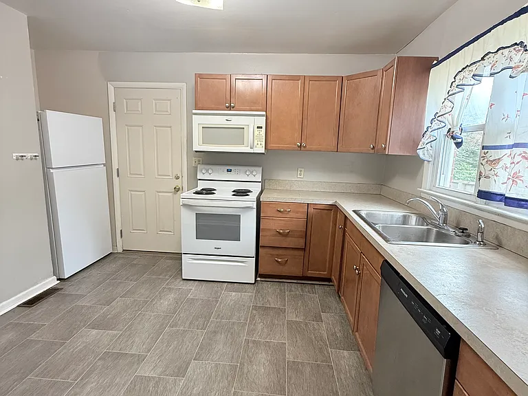 1530 Slater Ave — Photo 4