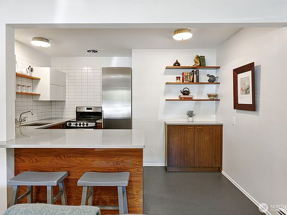 4th image of 4710 Dayton Avenue N #2