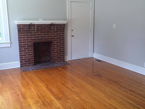 3rd image of 906 Colonial Ave