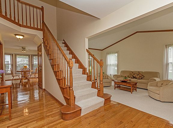 3rd image of 1460 Crowfoot Cir S