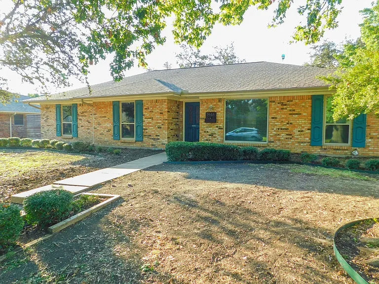 1946 Kensington Dr — Photo 3