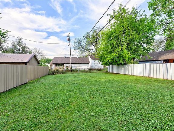 4th image of 608 SW 32nd St
