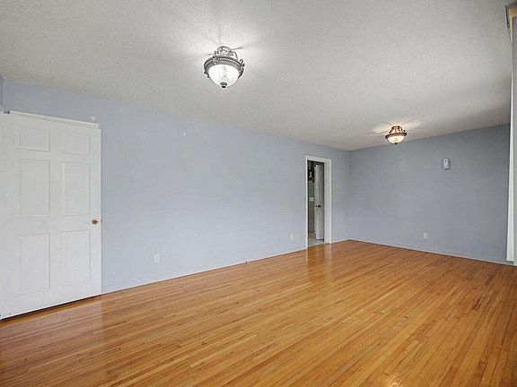 5th image of 903 Sunny Dell Cir