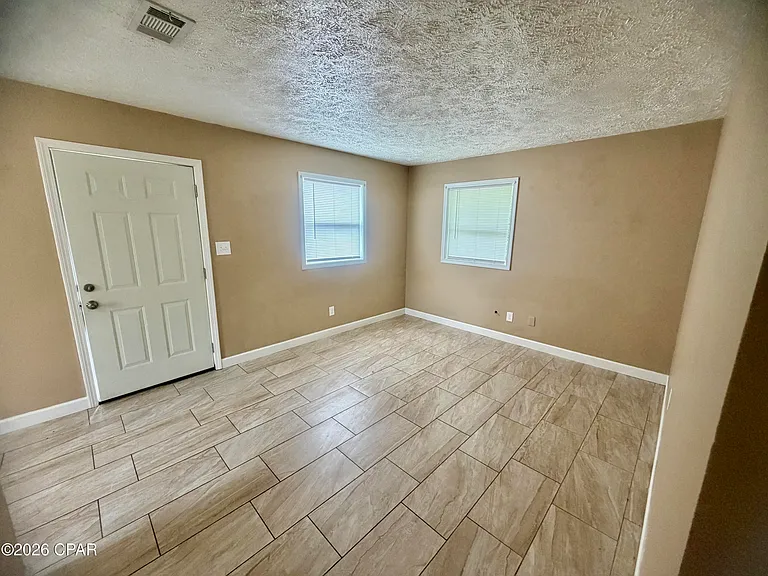 923 School Ave — Photo 2