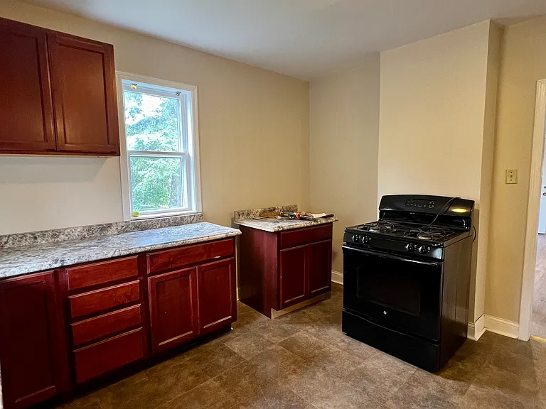 231 E 6th St #1 — Photo 3