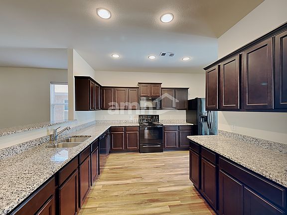 3rd image of 4913 Beaver Creek Ave