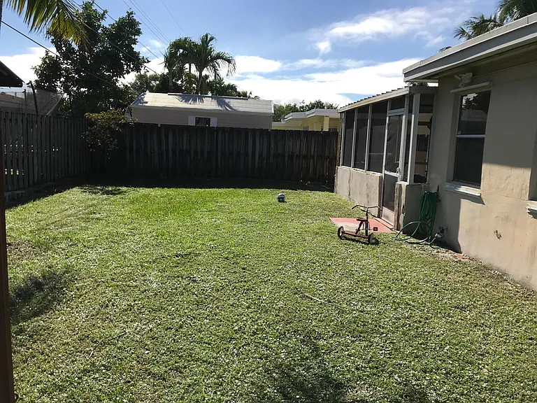 1031 NW 75th Ave — Photo 24