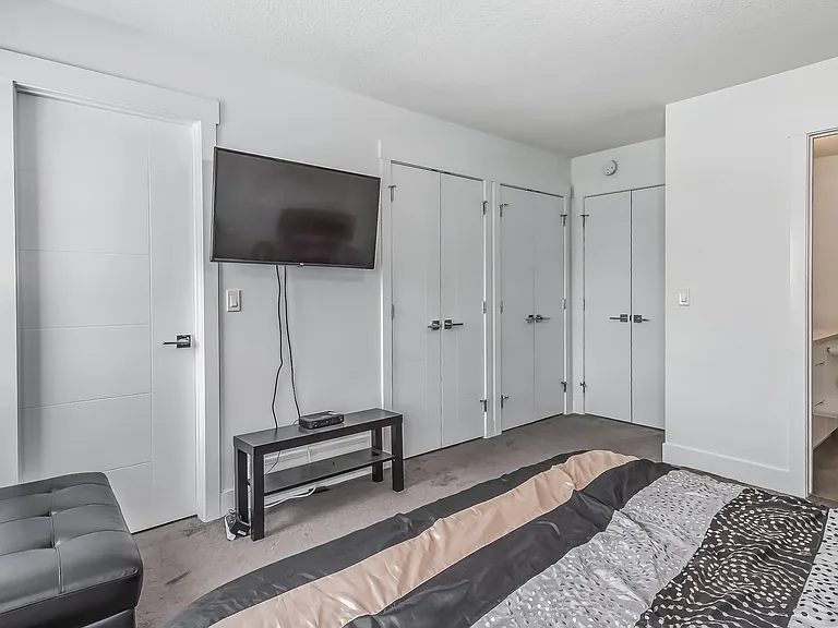173 Cavanagh Cmn SW — Photo 14
