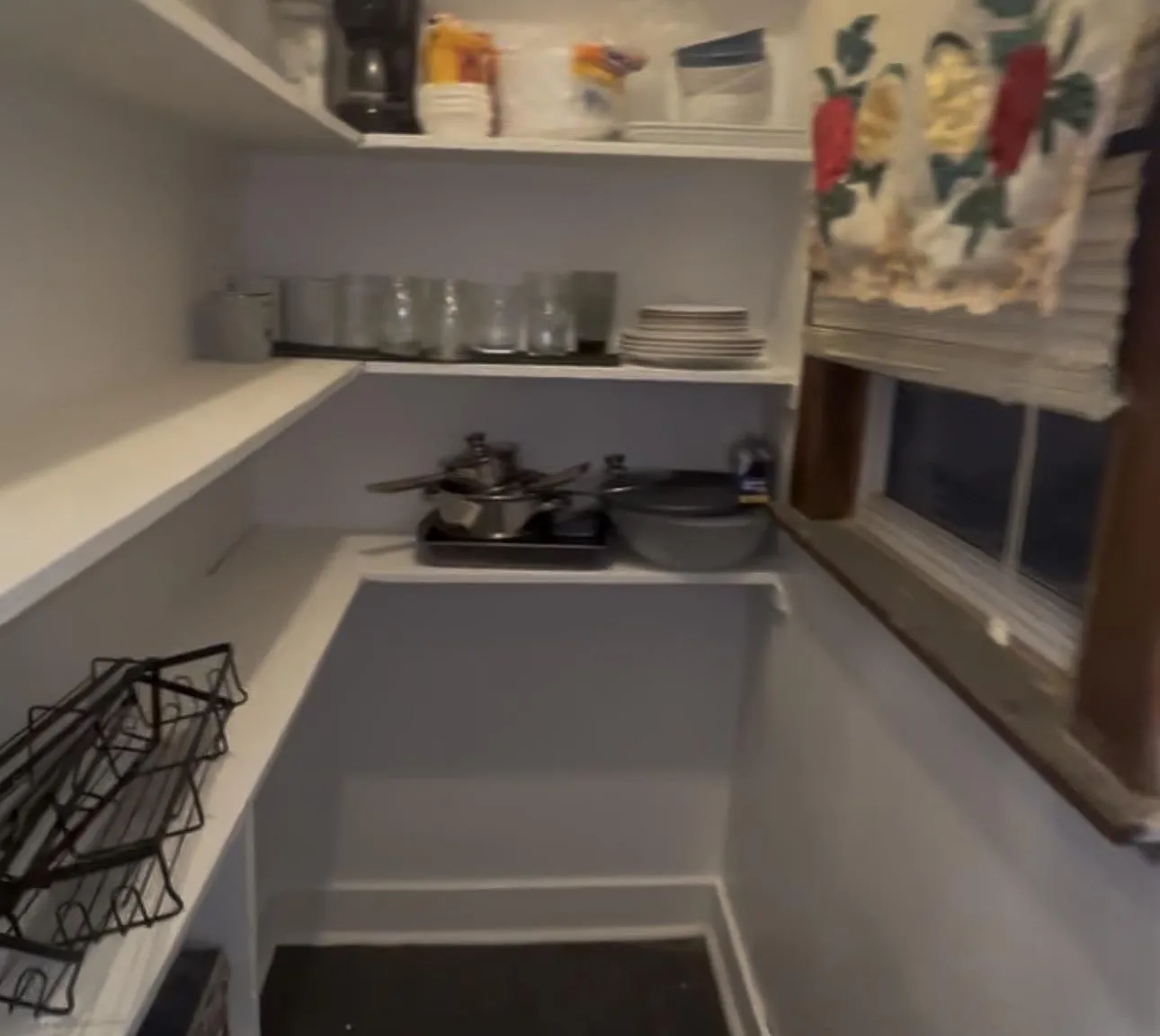 4 bed, 1.0 bath, 1800 sqft, $910 — Photo 4