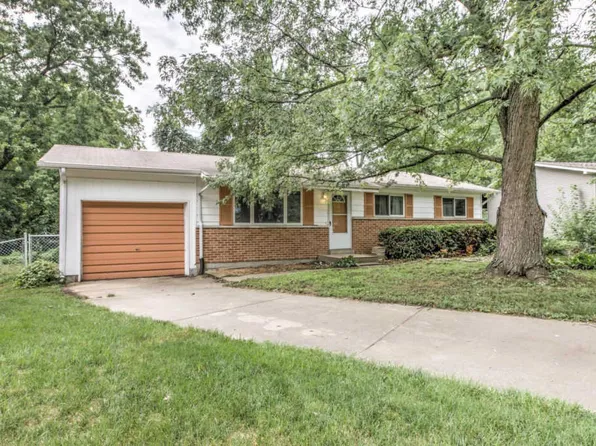18 Lennox Ter, Maryland Heights, MO 63043