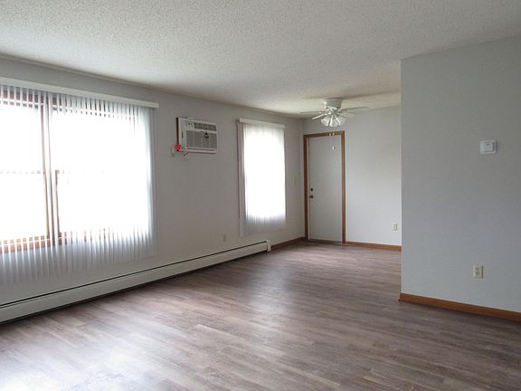 1820C: Extra convenience! This unit connects directly with its garage, so you don't have to go outside to get to your car.