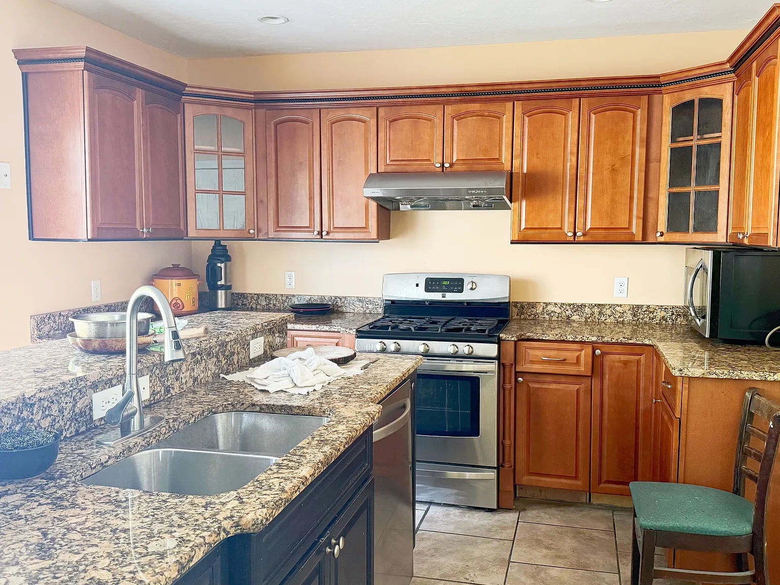8 bed, 2299 sqft, $3,850 — Photo 2
