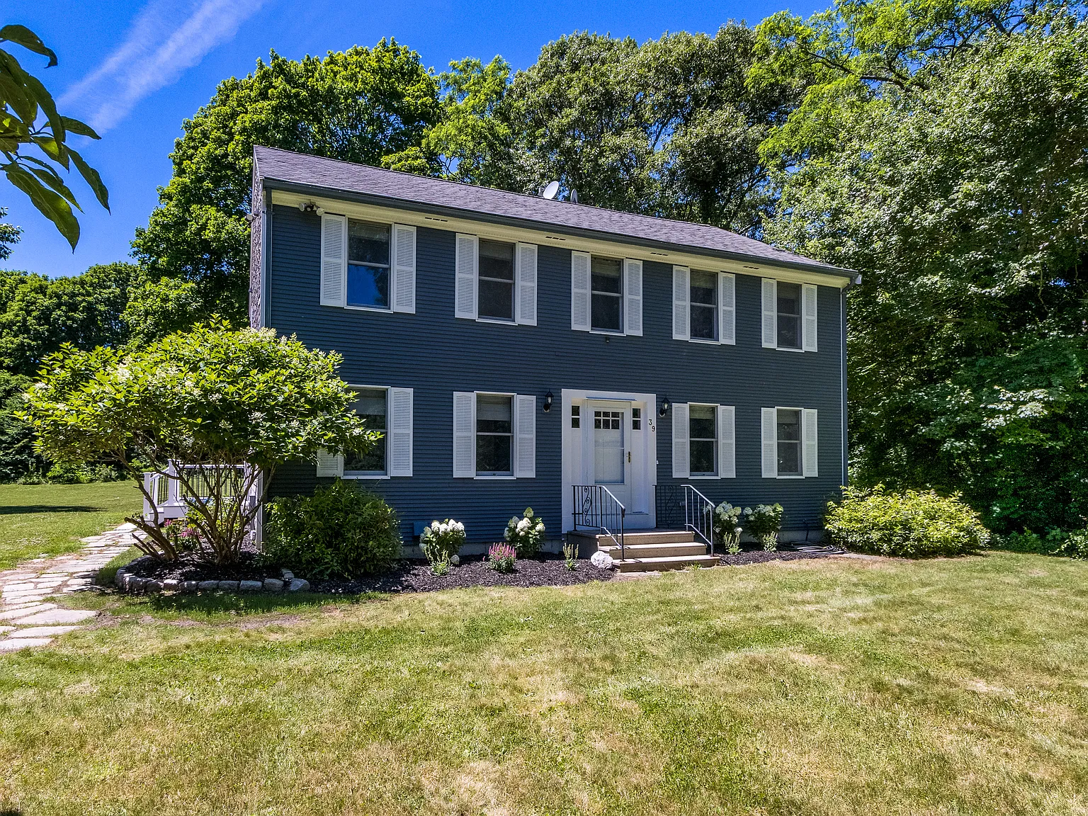 4 bed, 2.5 bath, 1888 sqft, $4,500 — Photo 2