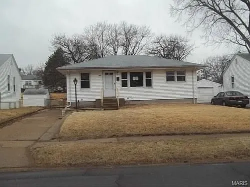 255 De Smet Dr photo 1