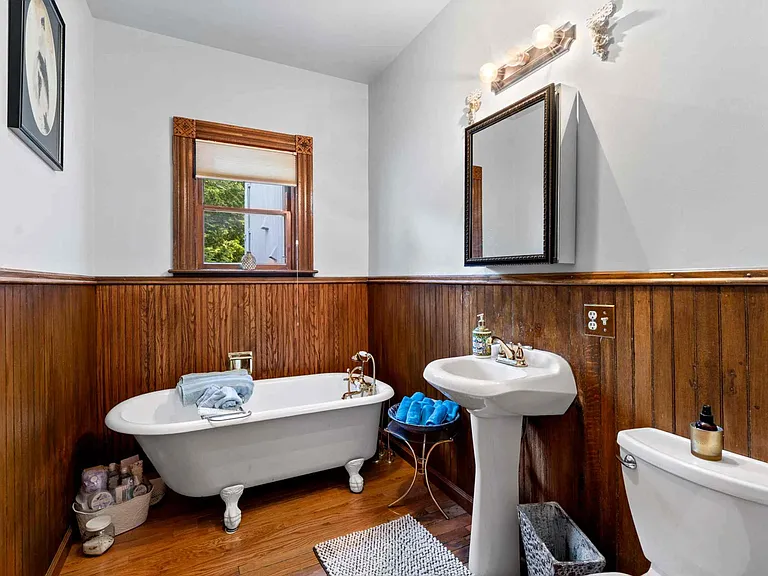 502 W 8th St — Photo 3