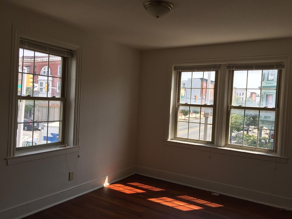 2 Exposures Corner Unit (bedroom)