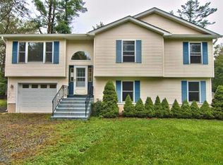 2116 Osprey Ln, Pocono Summit, PA
