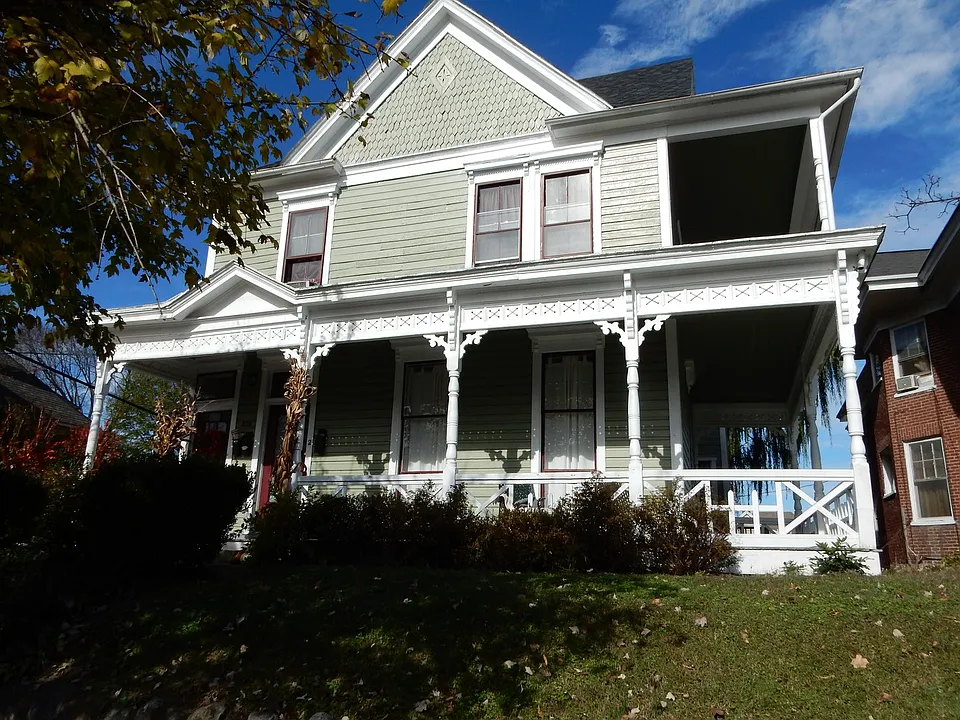 379 Walnut Ave SW