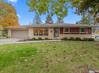W182N9032 Amy Ln, Menomonee Falls, WI 53051