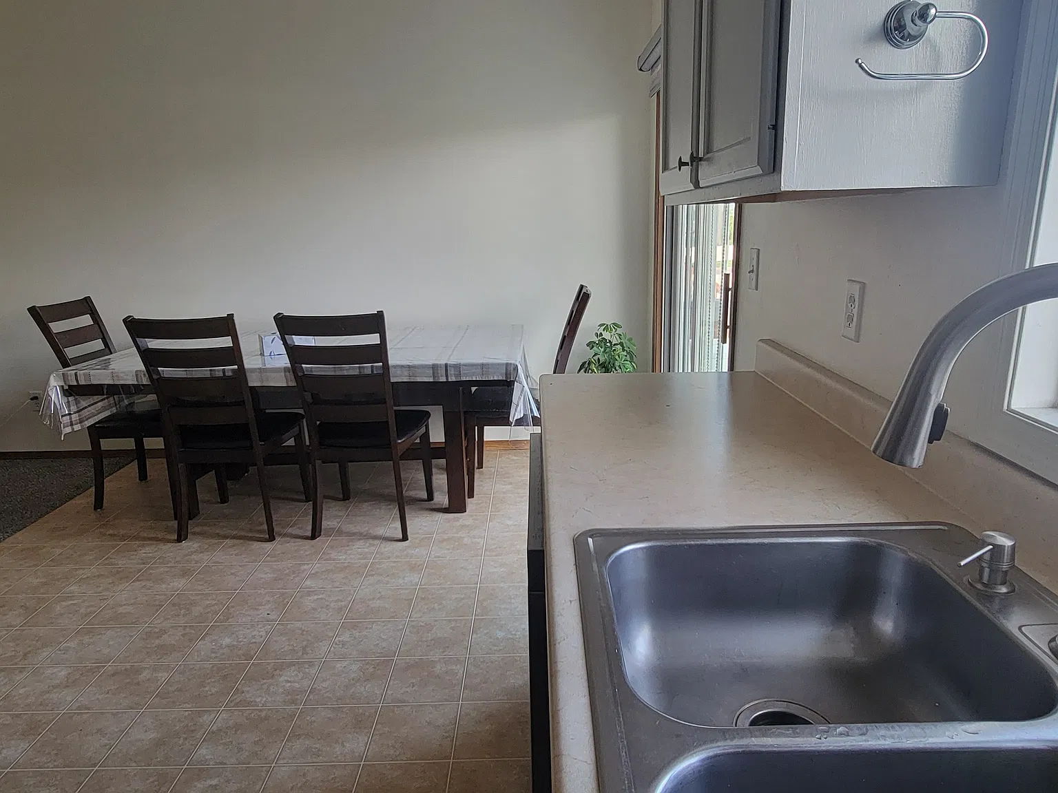 3 bed, 1448 sqft, $2,095 — Photo 4