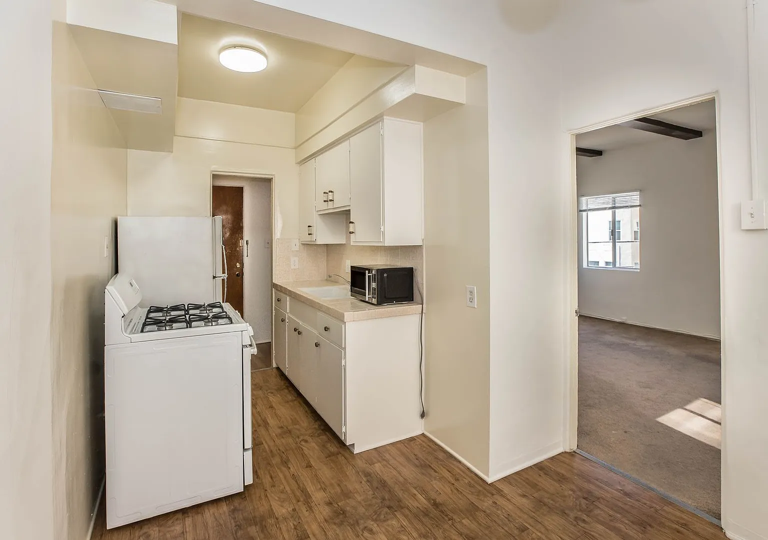 Charming 1+1 Desirable Beverly Hills Neighborhood — Photo 4