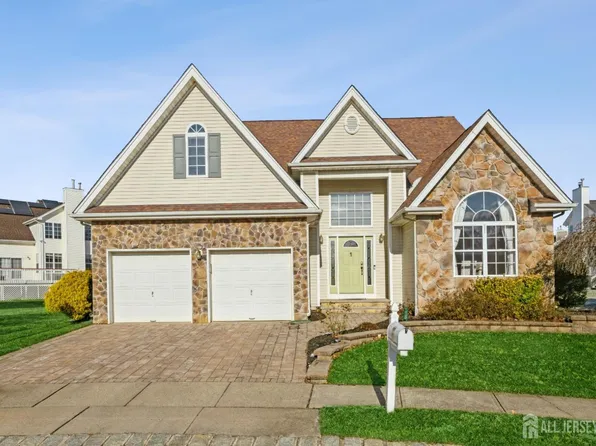 1 Royal Oaks Ct, Monroe Township, NJ 08831