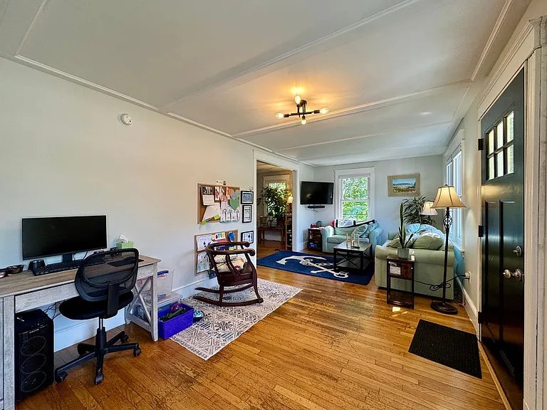 275 Middle Rd — Photo 12
