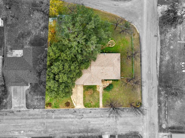 1002 W Woodlawn St, San Saba, TX 76877