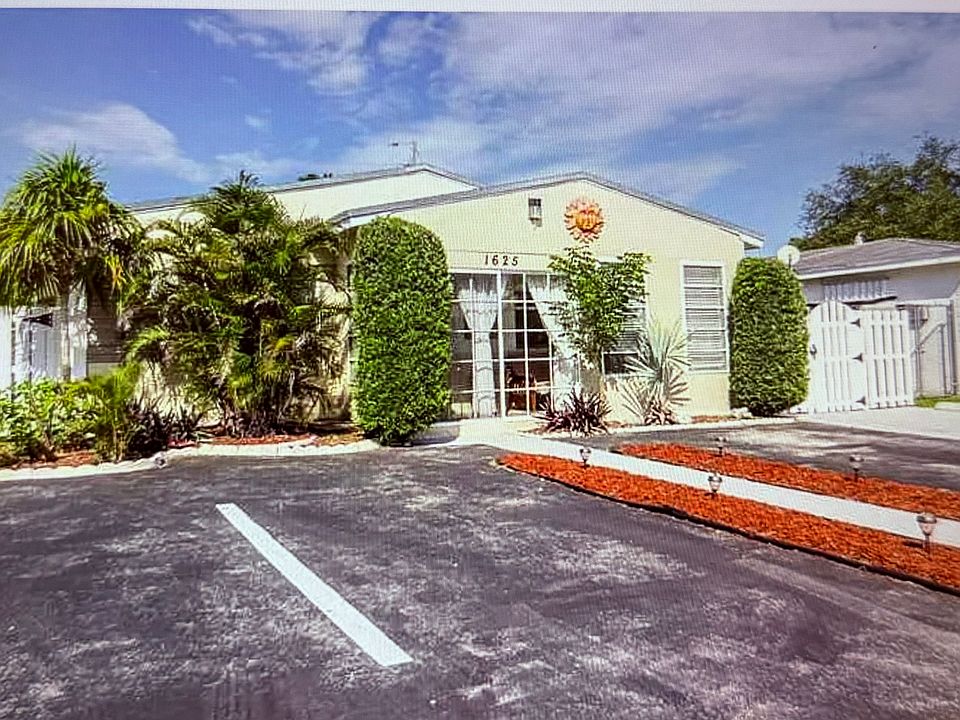 Front of Unit. 2 separate entrances. Parking right outside of unit.