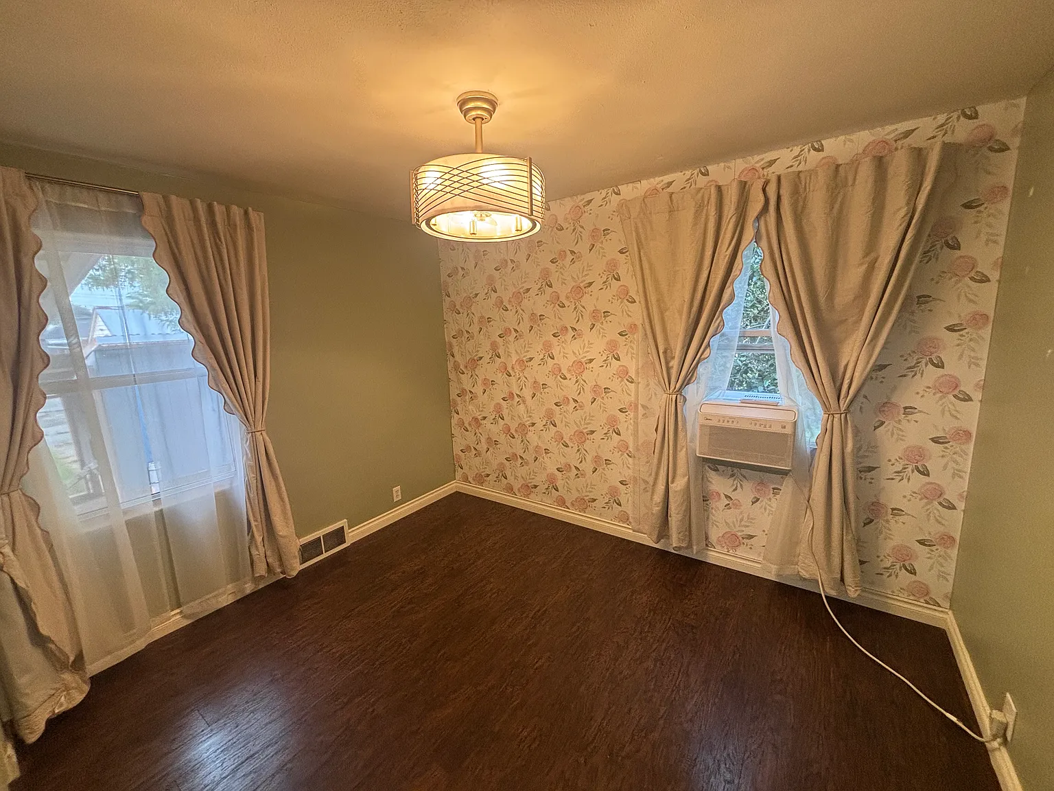 3 bed, 1300 sqft, $1,895 — Photo 4