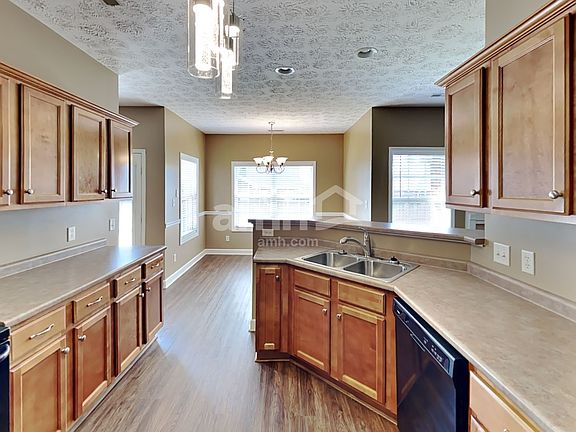 3rd image of 909 Chaqueta Ct