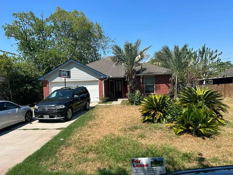 2033 Estate Dr — Photo 1