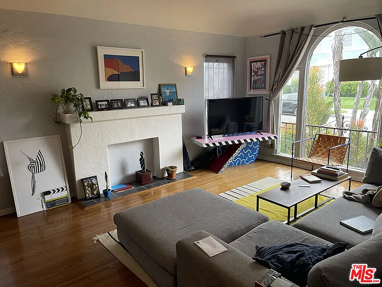 325 N Gardner St — Photo 2