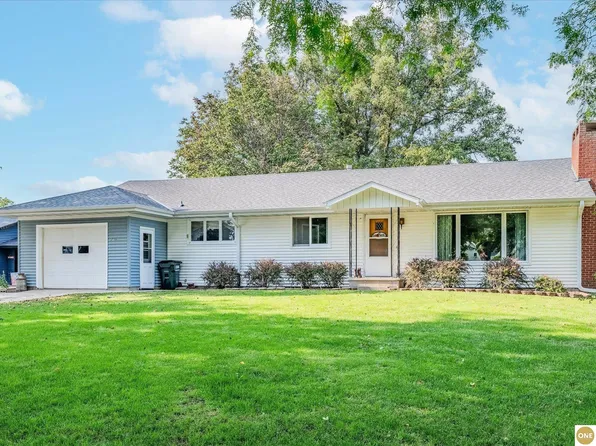 37 10th St, Woodbine, IA 51579