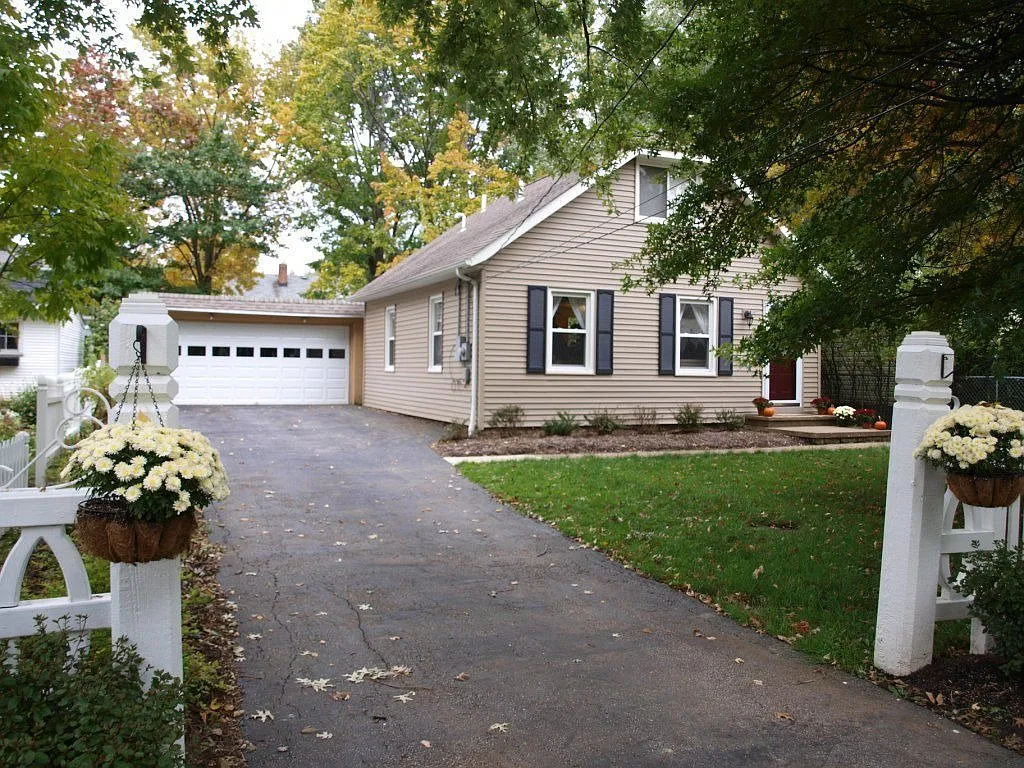 1739 Lyndhurst Rd photo 1