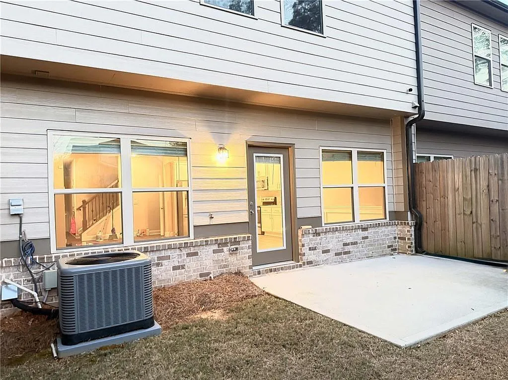 3 bed, 2.5 bath, 1970 sqft, $2,300 — Photo 2