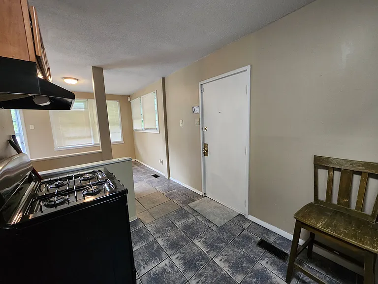 7551 Lynn Ave — Photo 2