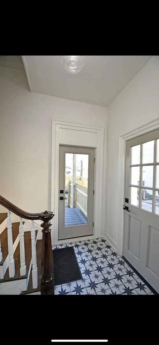 Building Photo - 216 E 8th St #2