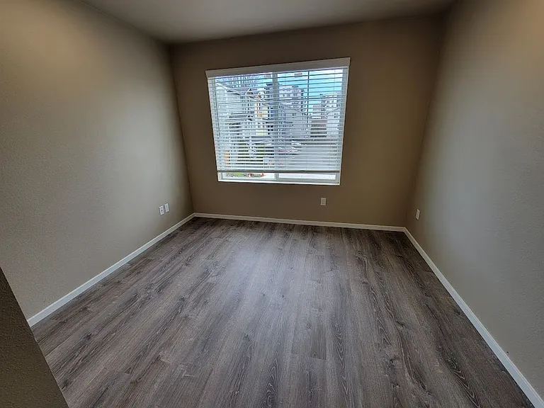 4045 Puget — Photo 9
