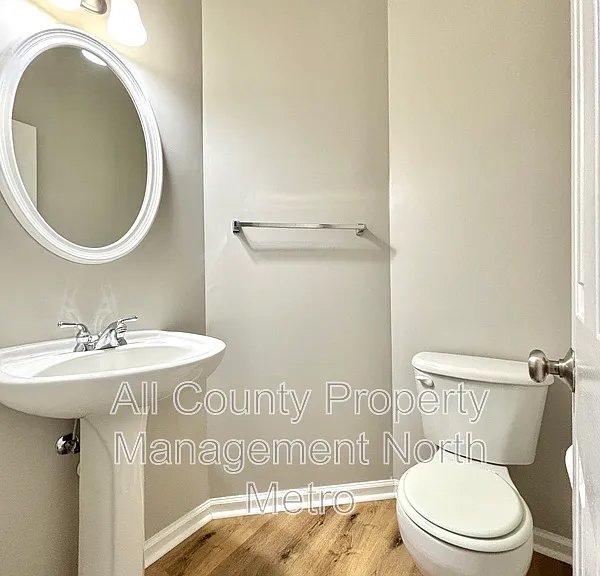 1033 Thornborough Dr — Photo 13