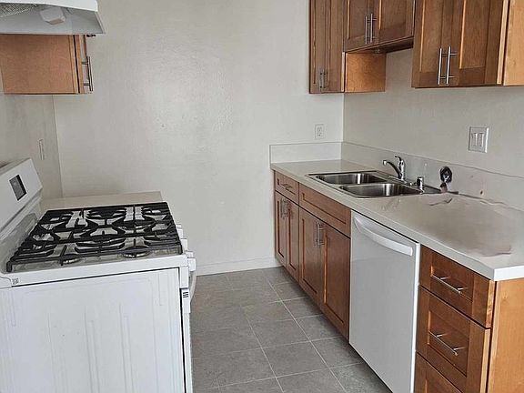 4th image of 1043 Newport Ave APT 2