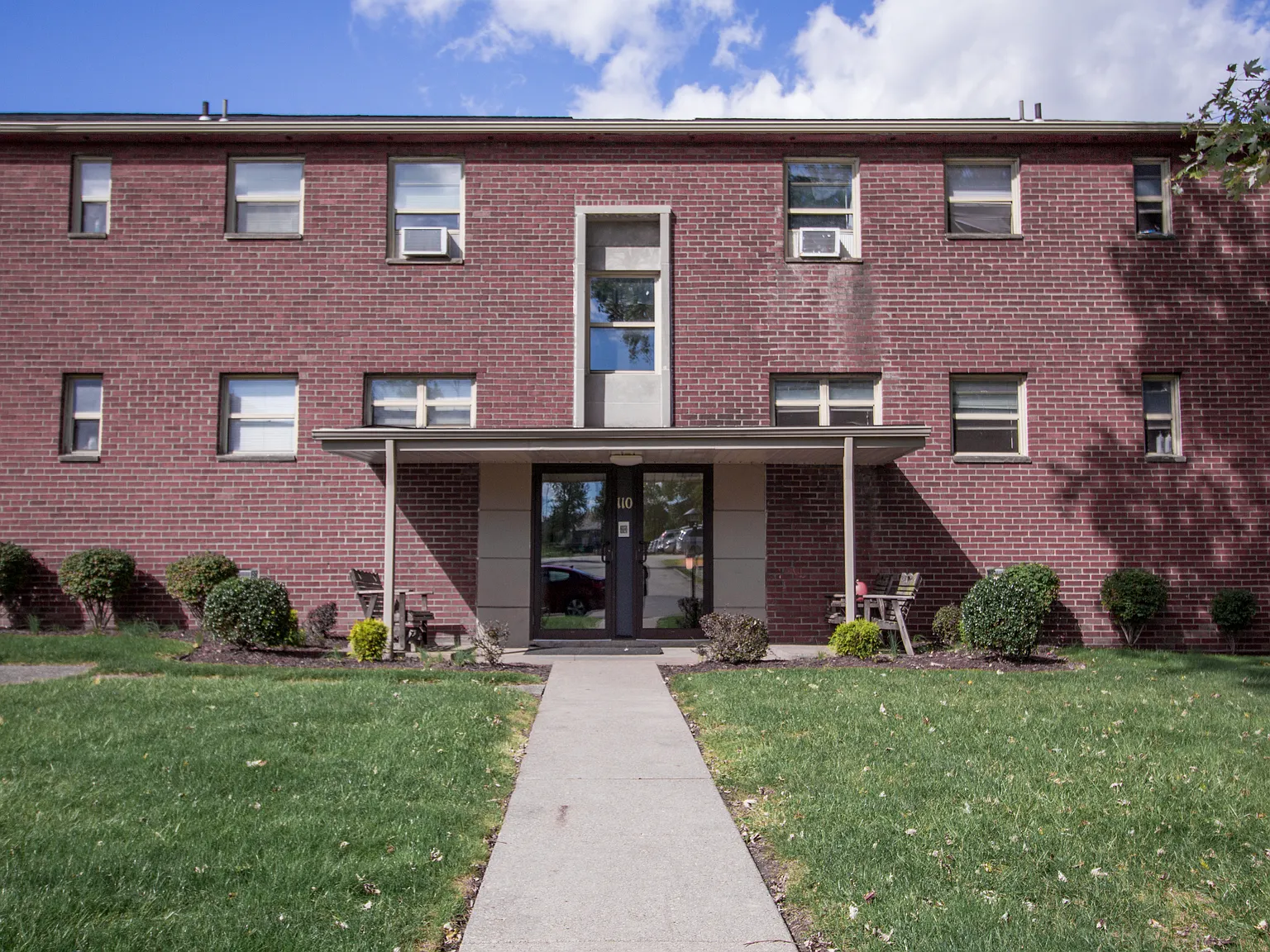 90 Cloverleaf Tower Apartments — Photo 1