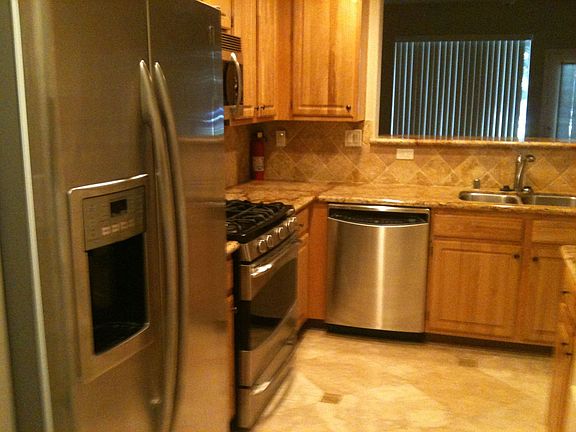 Kitchen w/ granite counters