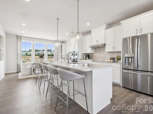 1912 Alexander Village Main Dr, Charlotte, NC 28262