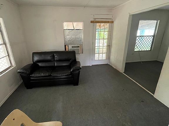 3rd image of 2613 Magdalena Ave