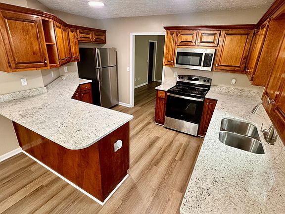 4th image of 184 James Dr
