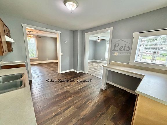 4th image of 300 E Orchard St
