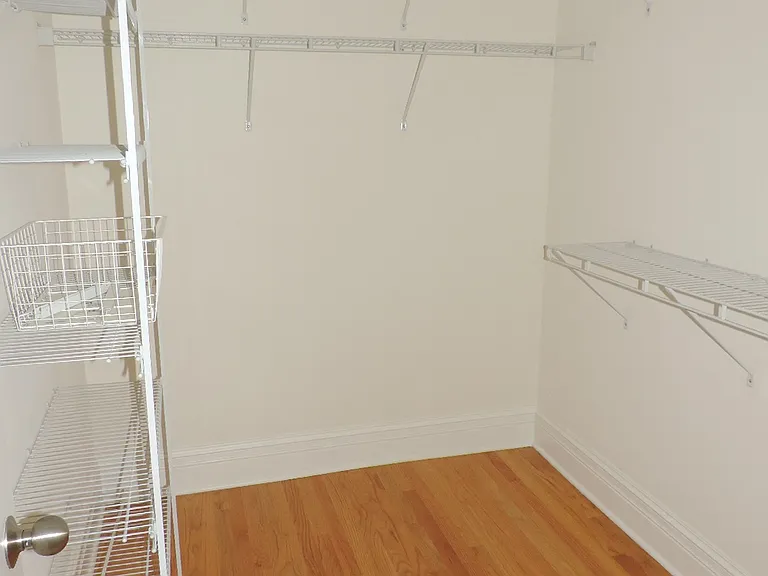2BD - Walk-In Closet